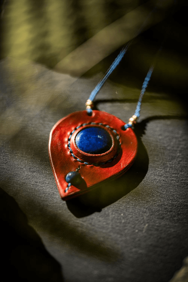 Hathor - Collier lapis lazuli et cuir de vachette
